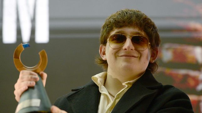 dillom recibio el premio rodolfo walsh ante una multitud de fans y revoluciono la facultad de periodismo