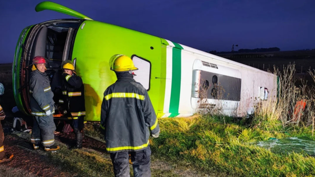 volco un micro que viajaba a la plata: hay muertos y varios heridos