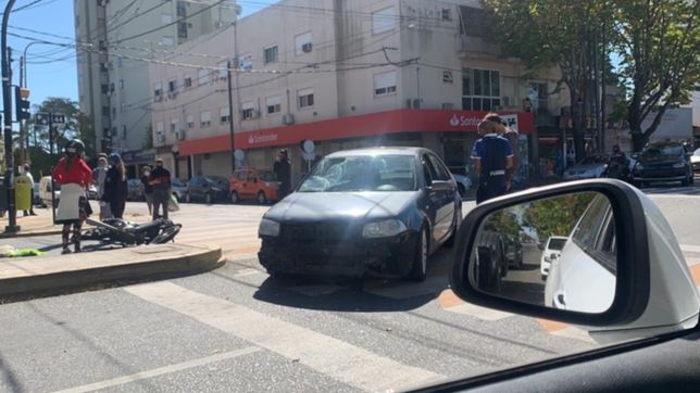 la plata: violento accidente de transito entre una moto y un auto en plena cuarentena