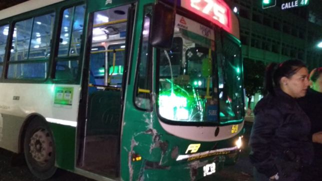 brutal accidente en el centro platense: un micro y tres autos involucrados