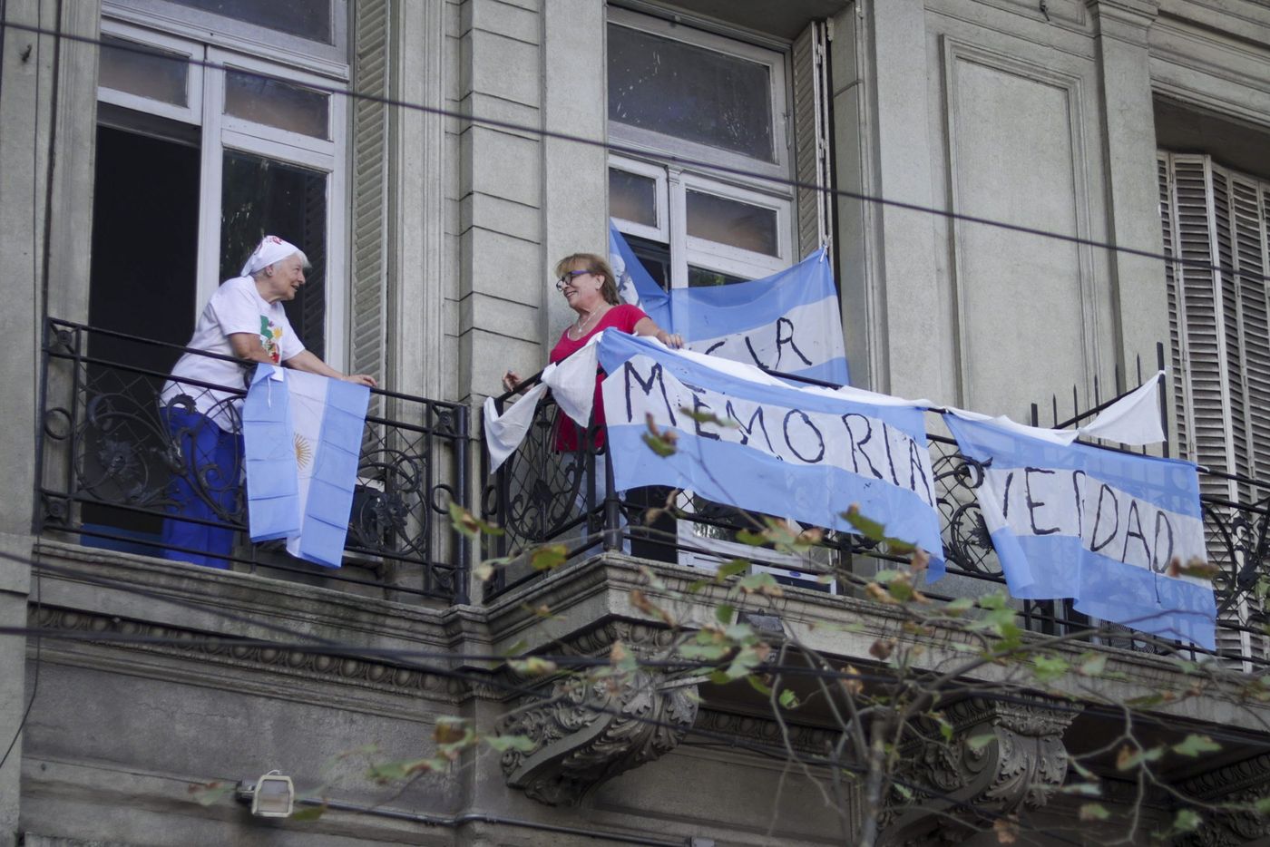 Los balcones de Avenida de Mayo ya están embanderadas
