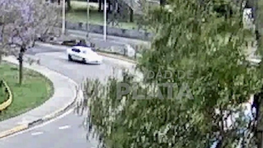 VIDEO: Por segundos, el choque fatal en la rotonda no tuvo un saldo más trágico