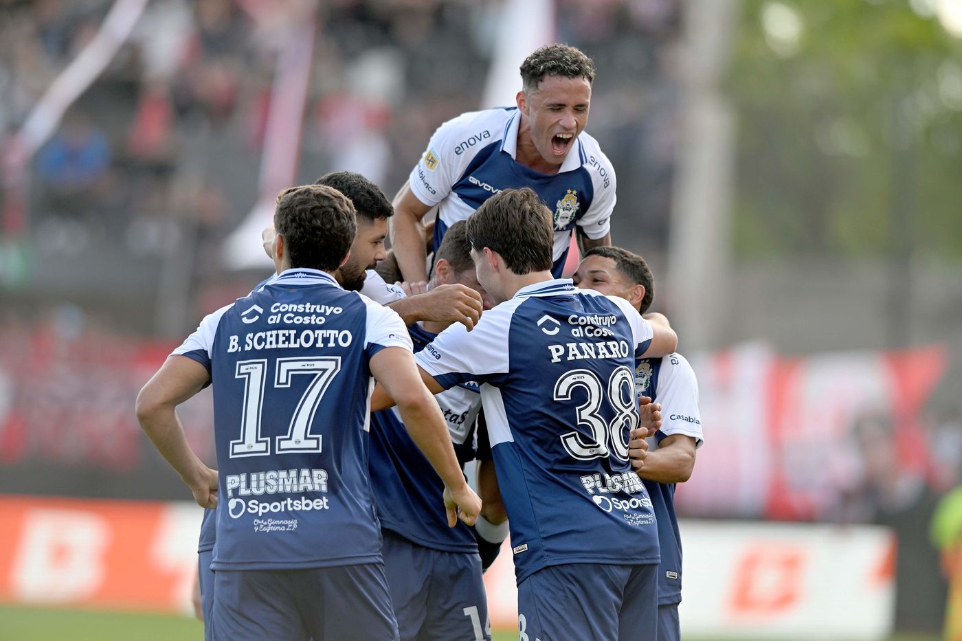 Gimnasia Barracas Central Festejo Gol Panaro (1)