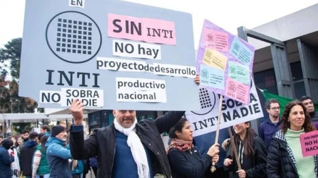trabajadores del inti realizan un paro por los 700 despidos que analiza aplicar el gobierno