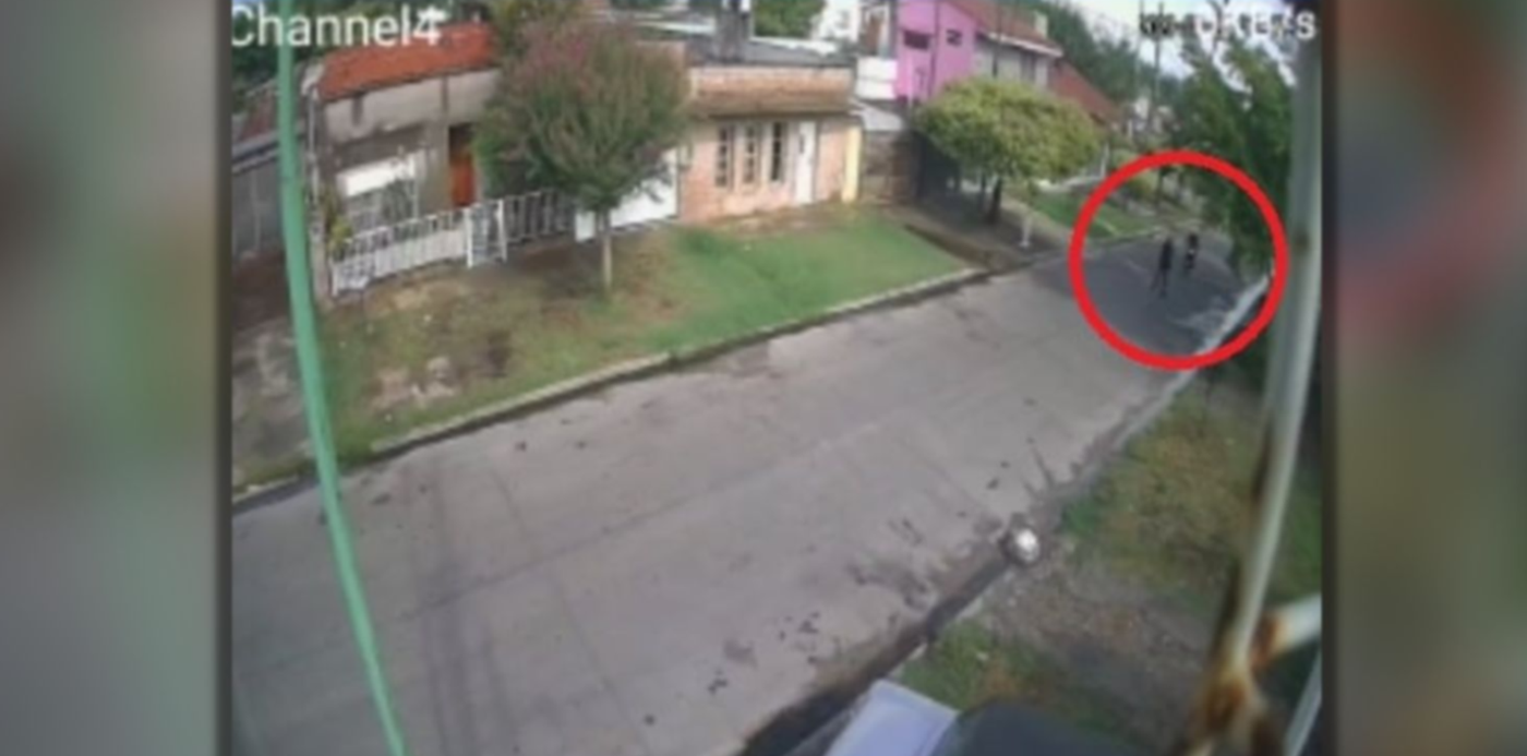 Me apuntó a la cabeza: el video de un dramático robo callejero en La Plata