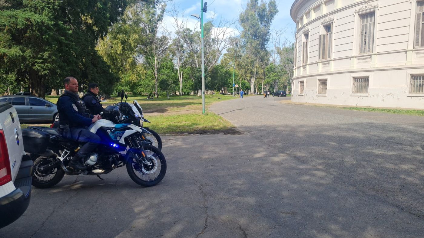 Policía en moto apostados en la zona del Museo de Ciencias Naturales, en el corazón del Bosque de La Plata