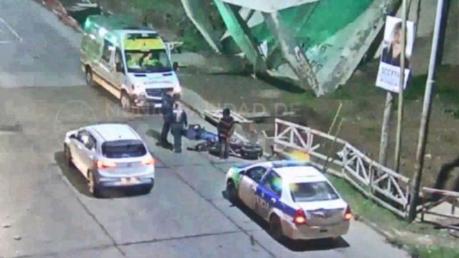 video: impresionante accidente entre una moto y un auto en tolosa