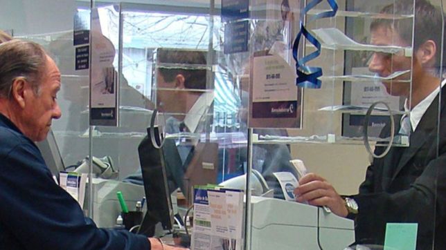 los bancarios acordaron un nuevo aumento salarial y cobraran los sueldos de agosto con retroactivo