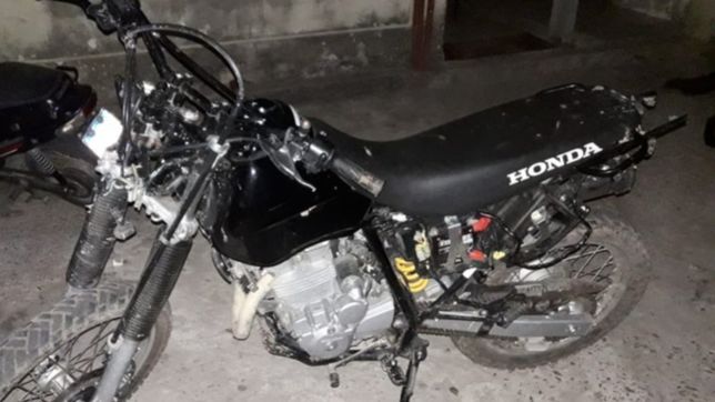 allanaron una casa de arturo segui y recuperaron una moto que robaron tras balear al dueno