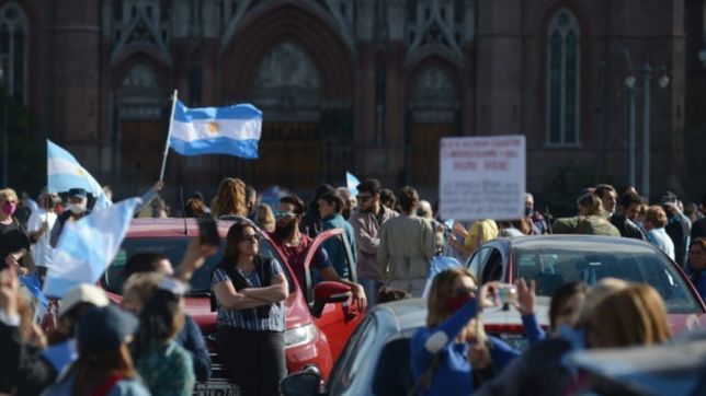 vecinos de la plata realizaron una nueva marcha y banderazo contra el gobierno nacional