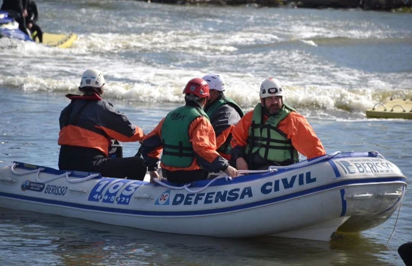 El operativo fue liderado por Defensa Civil y se vio dificultado por la crecida del R&iacute;o de la Plata