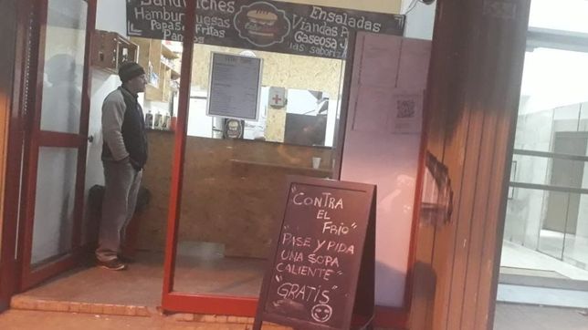 orgullo platense: en plena ola polar, regalan sopa caliente a personas en la calle