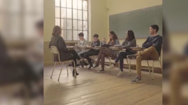 saintout rindio examen ante jovenes estudiantes en un spot de campana