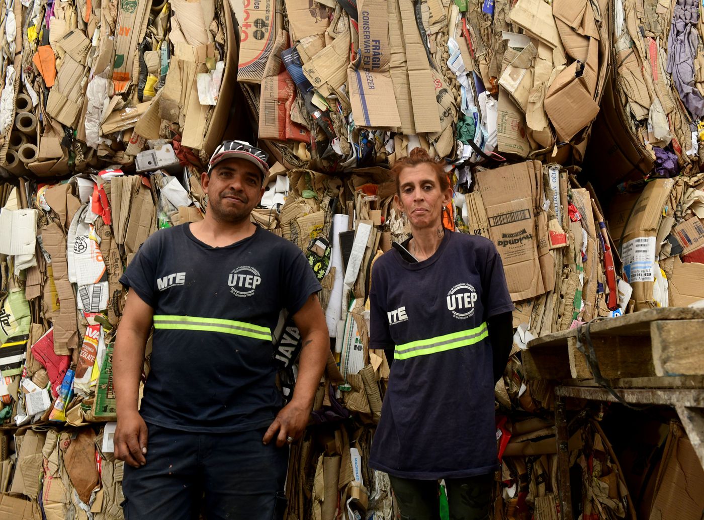 Miguel Cabello, reciclador en el predio de San Carlos; posa junto a Verónica San Martín, presidenta de la Cooperativa de Recicladores Unidos.
