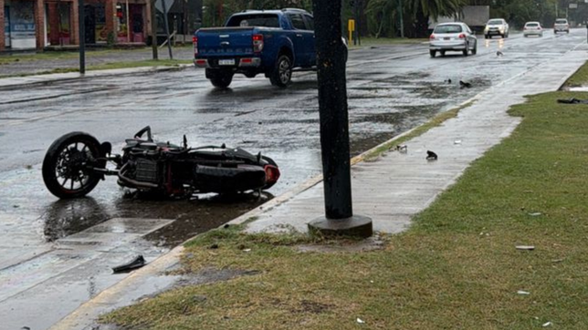 un motociclista resbalo en el camino belgrano y sufrio graves heridas
