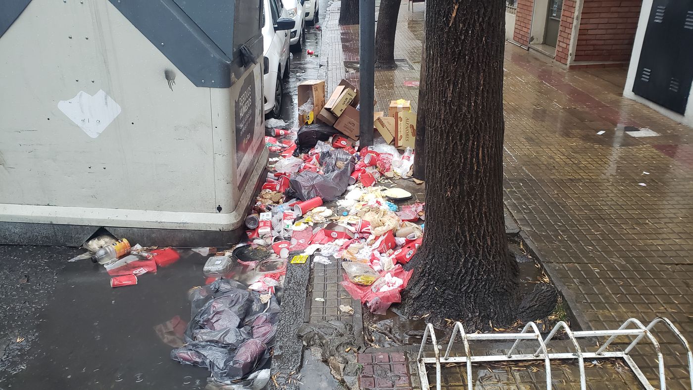 La basura acumulada en 56 entre 12 y 13 entorpece el drenaje los días de lluvia. La basura acumulada en 56 entre 12 y 13 entorpece el drenaje los días de lluvia.