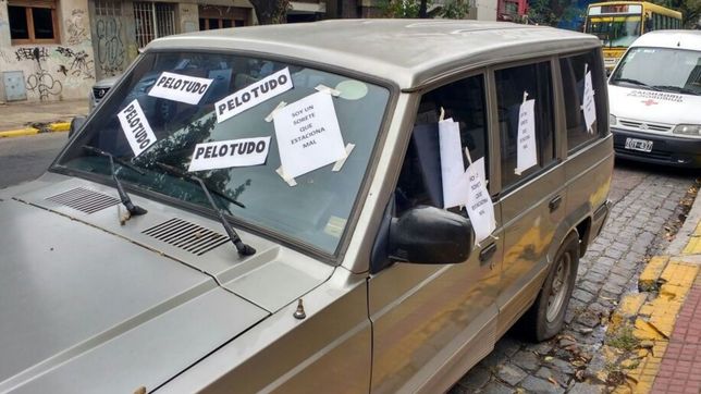 dejo el auto mal estacionado en pleno centro, le pincharon las ruedas y lo escracharon