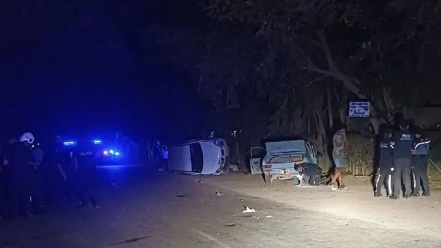 manejaba ebrio, choco una camioneta estacionada en la banquina y hay dos muertos