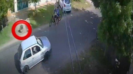 una rueda se desprendio de un auto y casi golpea a dos chicas que iban en bicicleta una rueda se desprendio de un auto y casi golpea a dos chicas que iban en bicicleta