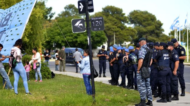 mega operativo policial en diagonal 74 y 120 para impedir el corte en la autopista