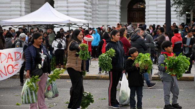 productores frutihorticolas volveran a regalar verduras frente a la legislatura