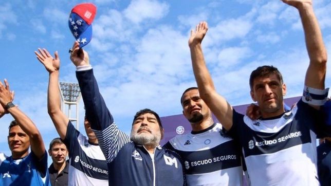 diego maradona regresa a gimnasia: habra unidad y el diez dirigira el domingo ante arsenal