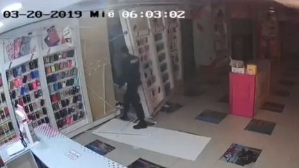VIDEO: Un policía custodiaba un local donde iban a hacer pericias, pero entró a robar él