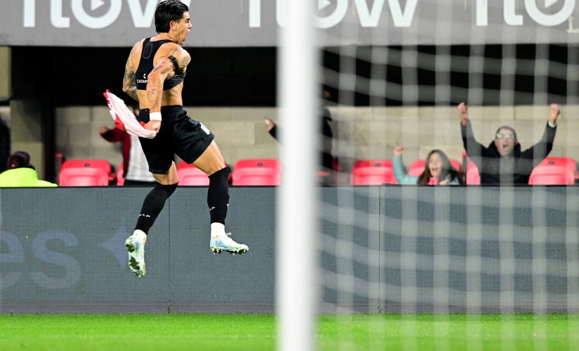 Estudiantes Huracán Castro festejo gol (2)