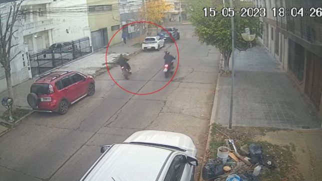 video: un nuevo ataque motochorro a plena luz del dia enciende las alarmas en la plata