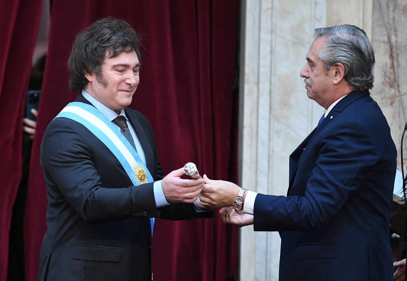 asunción de Javier milei - Alberto Fernández entrega bastón.jpg