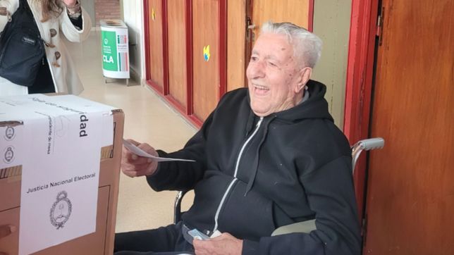 el emotivo video del abuelo platense que fue a votar a los 102 anos: no falte nunca