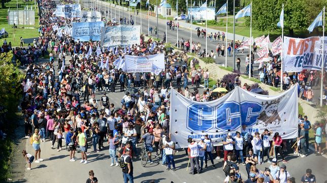 organizaciones sociales se movilizan a la bajada de la autopista por la caida del empleo