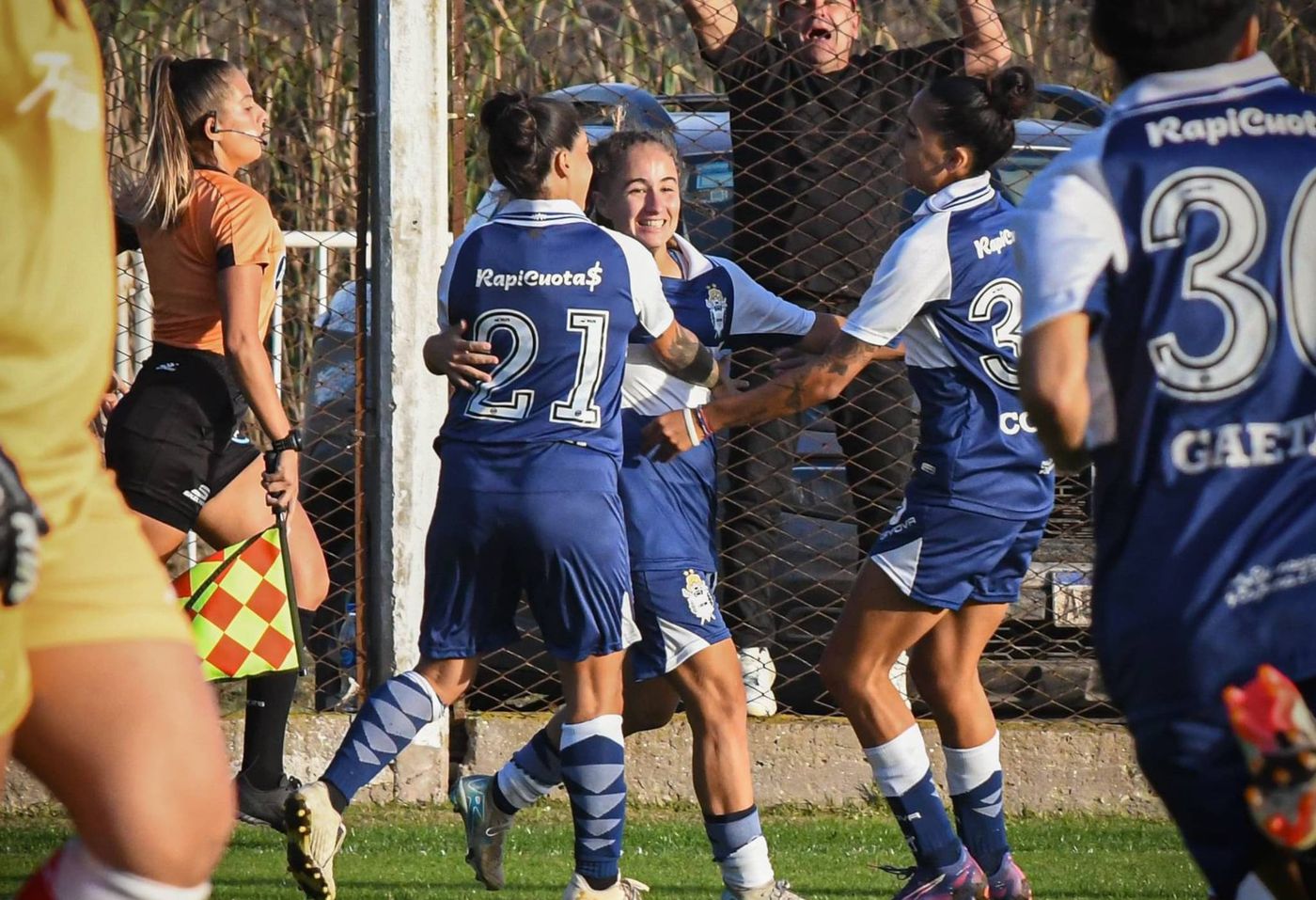Gol Gimnasia femenino Paulina Tévez.jpg