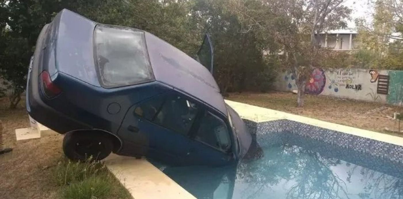 Auto en una pileta