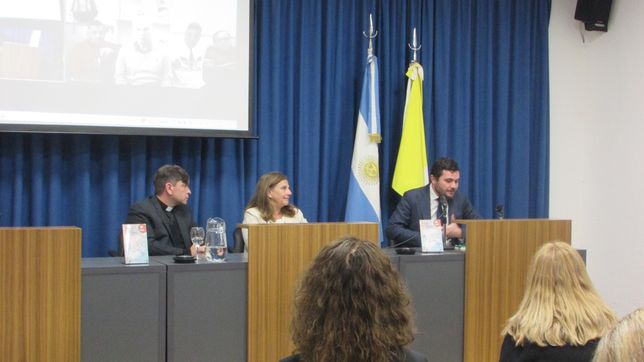 la ucalp presento un libro escrito por presos