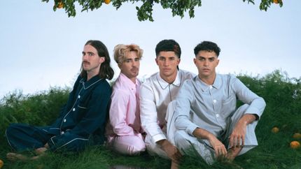 Silvestre y La Naranja llega al Teatro Ópera de La Plata con un nuevo disco bajo el brazo