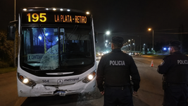 un joven de 21 anos murio tras ser atropellado por un micro en el camino centenario un joven de 21 anos murio tras ser atropellado por un micro en el camino centenario