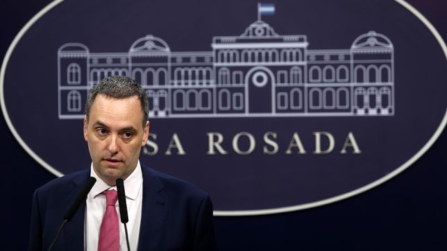 el gobierno analiza descontarle el dia a los estatales que paren el 24 de enero