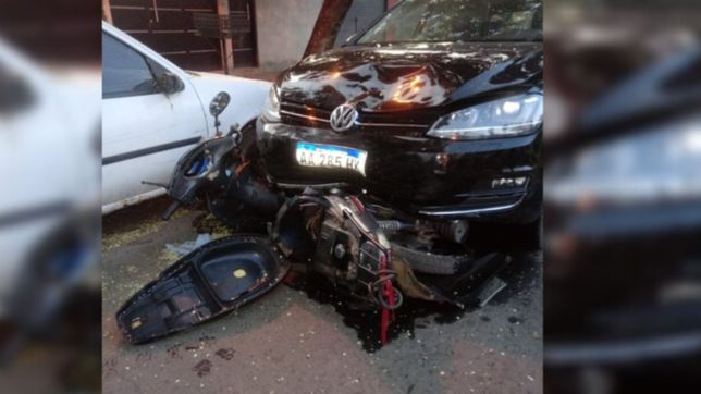 tremendo accidente en la plata: un motociclista termino debajo de un auto