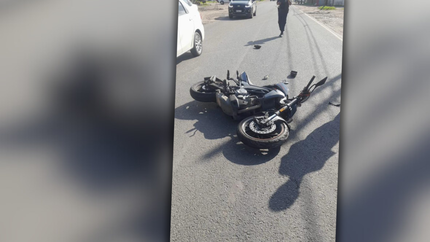 Dos motociclistas terminaron en el hospital tras un fuerte accidente en City Bell