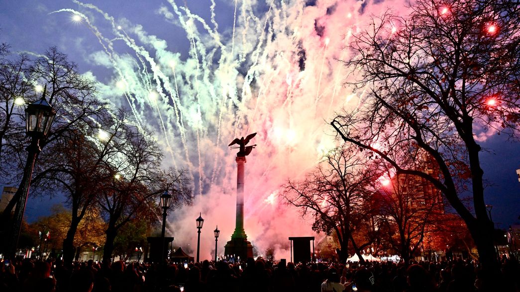 Tradición, música y fuegos artificiales en la fiesta de Plaza Italia por su reinauguración