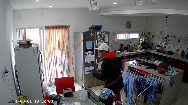 entraron a robar a su casa de la plata y tuvo que esconderse en la pieza para ponerse a salvo