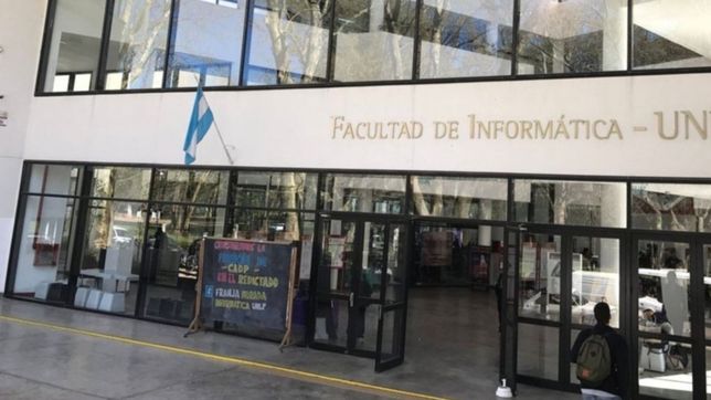 entro a la facultad de informatica con una cuchilla, trato de robarse una moto y termino detenido