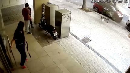 VIDEO: Robó una moto, se escondió en un edificio y huyó cuando lo descubrieron los vecinos
