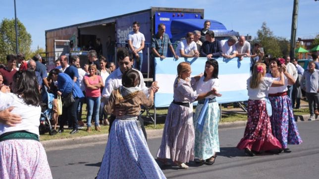 villa elvira celebro 111 anos de historia con musica, un desfile y una feria gastronomica