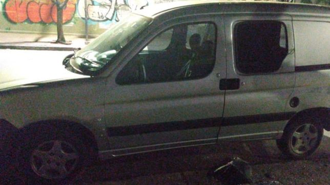destrozo una camioneta en pleno centro de la plata para robar y lo descubrieron infraganti