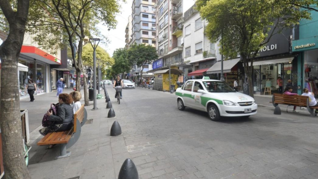 Robo, disparos y conmoción en plena calle 8: escapó a los tiros y lo buscan en La Plata