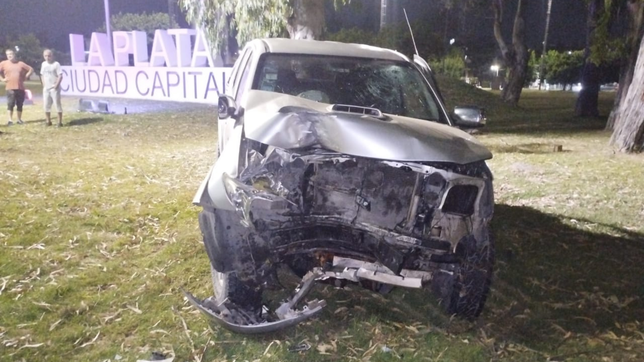 una camioneta despisto, subio a la rotonda de acceso a la plata y se incrusto contra un arbol