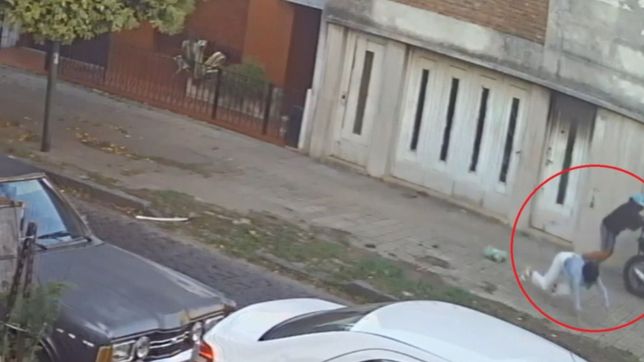 video: una mujer lucho con dos motochorros por el violento robo de su cartera