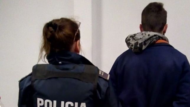 cito a una nena de 12 anos por las redes, pero en su lugar fue la mama y termino preso